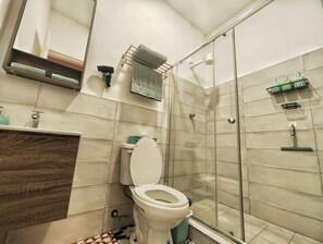 Lägenhet - 1 queensize-säng - kök | Badrum | Dusch, regndusch, gratis toalettartiklar och hårtork