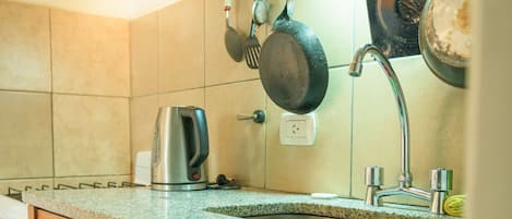 Kylskåp, mikrovågsugn, ugn och brödrost