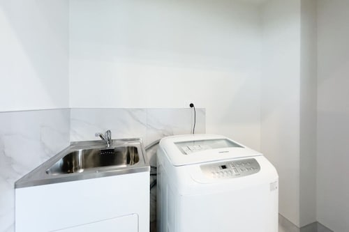 Modern 3-bds townhouse in South Auckland