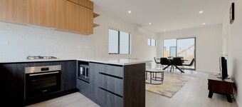 Modern 3-bds Townhouse in South Auckland