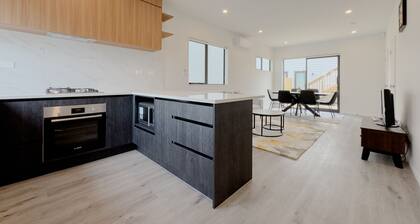 Modern 3-bds Townhouse in South Auckland