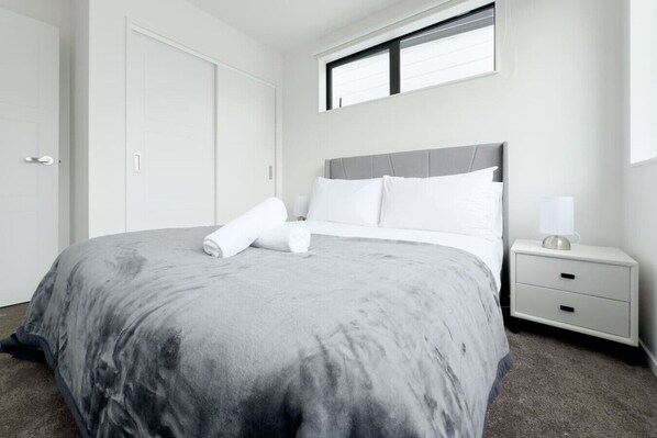 3 bedrooms, iron/ironing board, WiFi, bed sheets