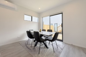 Dining - Modern 3-bds townhouse in South Auckland (Auckland)