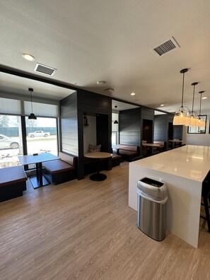 Dining - 1-bd.Sleeps 4-by a mall,freeway restaurants, shops, pool, gym, work area,lounge. (Wauwatosa)