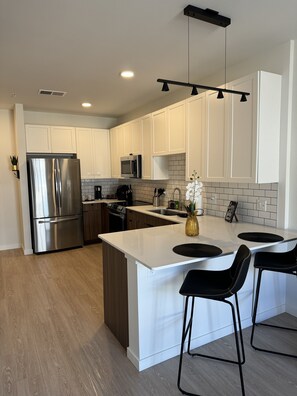 Private kitchen - 1-bd.Sleeps 4-by a mall,freeway restaurants, shops, pool, gym, work area,lounge. (Wauwatosa)