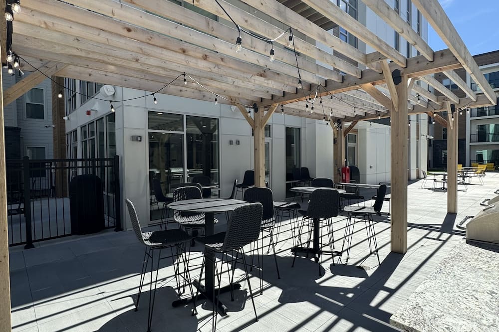1-bd.Sleeps 4-by a mall,freeway restaurants, shops, pool, gym, work area,lounge.