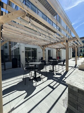 Outdoor dining - 1-bd.Sleeps 4-by a mall,freeway restaurants, shops, pool, gym, work area,lounge. (Wauwatosa)