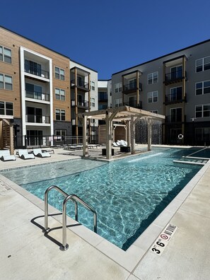 Pool - 1-bd.Sleeps 4-by a mall,freeway restaurants, shops, pool, gym, work area,lounge. (Wauwatosa)