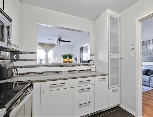 Private kitchen - Fully furnished bedroom in a cozy, modular home. (Ottawa)