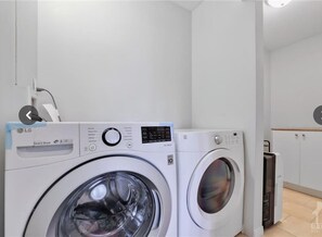 Interior - Fully furnished bedroom in a cozy, modular home. (Ottawa)