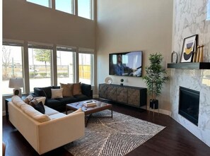 Living area - Modern, Clean and Family Friendly Home in Prosper (Prosper)