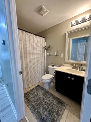 Boblebad, hårføner, håndklær og såpe