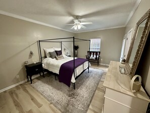 2 habitaciones, tabla de planchar con plancha y ropa de cama