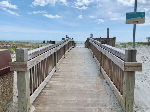 Beach nearby - 2BR Condo w/ King Bed, Ocean View, and Pool! (Myrtle Beach)