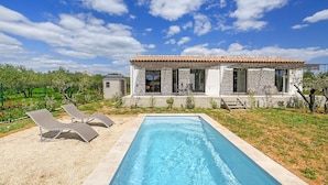 A modern villa with a swimming pool, two lounge chairs, and a small garden. - Nice home in Saint-Maximin (Saint-Maximin)