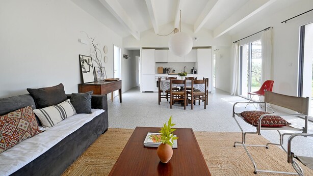 A modern living room with a sofa, coffee table, and a dining area with chairs and a table. - Nice home in Saint-Maximin (Saint-Maximin)