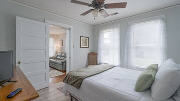 3 habitaciones, escritorio y tabla de planchar con plancha