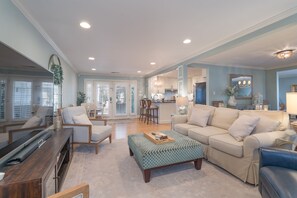 TV connectée, cheminée, livres, écrans d'ordinateur