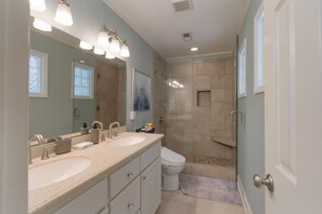 Shower, hair dryer, bidet, towels