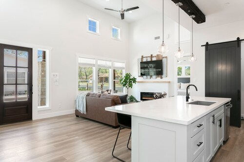 The Cowboy | 2/2 | Full Kitchen, King Beds, Washer/Dryer