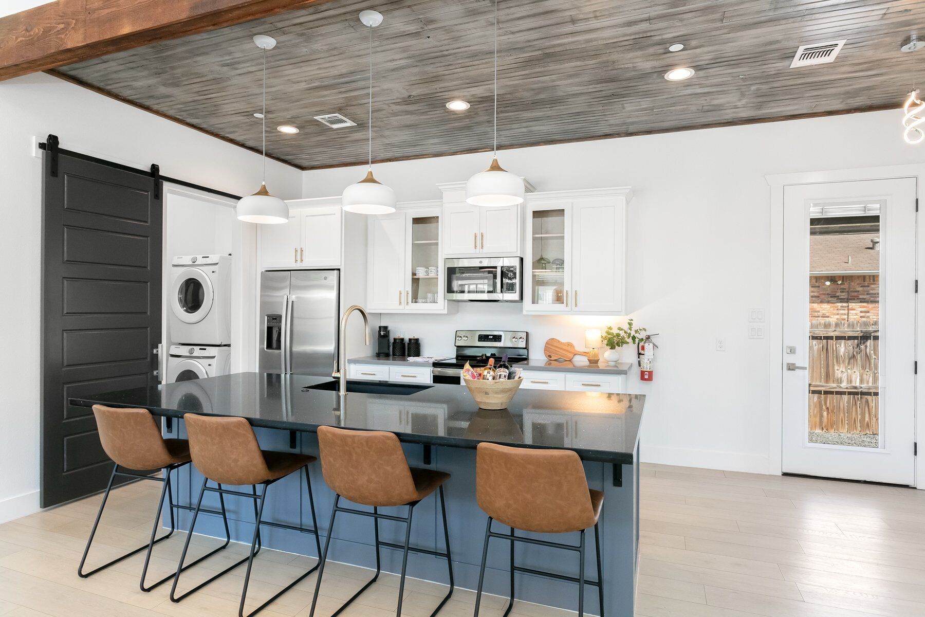 Réfrigérateur, micro-ondes, plaque de cuisson, lave-vaisselle