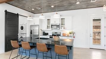 Refrigerador, microondas, parrilla de estufa y lavavajillas