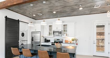 Willie's Haus | 2/2, Full Kitchen, Hot Tub, Washer/Dryer, King Beds, Great Location