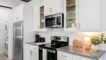 Réfrigérateur, micro-ondes, plaque de cuisson, lave-vaisselle