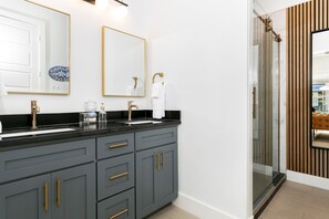 Douche, sèche-cheveux, serviettes fournies
