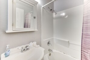 Hair dryer, towels - Norfolk Apartment: 1 Mi to Ocean View Beach Park! (Norfolk)
