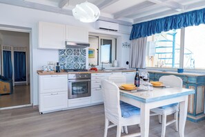 Réfrigérateur, un four, surface de cuisson, lave-vaisselle