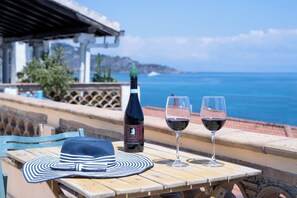 Outdoor dining - inblue Suite - Sea front (Giardini Naxos)