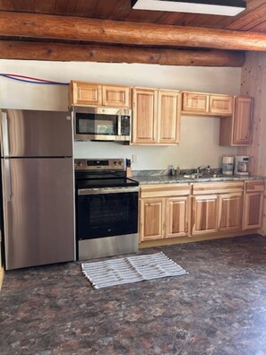 Refrigerador, microondas, horno y parrilla de estufa 