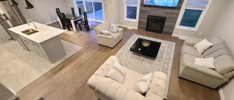 Smart TV, fireplace