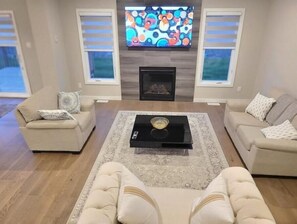Smart TV, fireplace