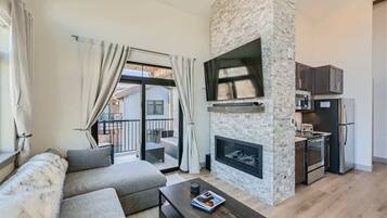 Una televisión, una oficina