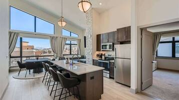 Een koelkast, een magnetron, een oven, een vaatwasser