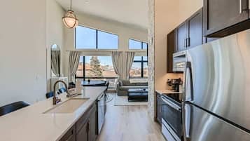 Frigorífico, microondas, horno y lavavajillas