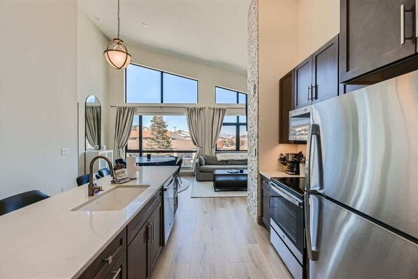 Réfrigérateur, four à micro-ondes, un four, lave-vaisselle