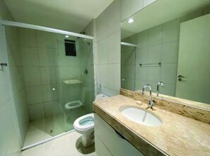 Secador de pelo, toallas, jabón, papel higiénico
