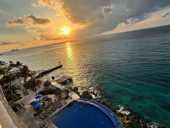 Pool - Escape to The Queen of Cozumel Estate: 3-Luxury MasterSuites Paradise Redefined (Cozumel)
