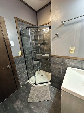 Dusche, Haartrockner, Handtücher, Seife