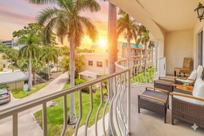 Terrace/patio - Gertrude's Siesta | Palm View Unit, Balcony, Private-Beach, Heated Pools, Pickle, Hot-tub, Tennis (Siesta Key)