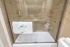 Bruser, hårtørrer, håndklæder