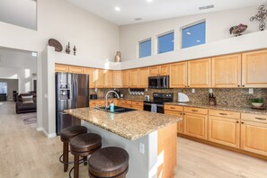 Private kitchen - Red Mountain Family Fun with Pool, Spa, Putting Green (Mesa)