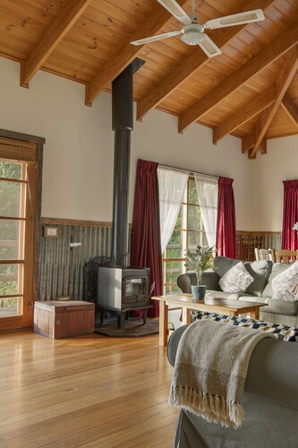 StayAU Sunset Cottage 2BR Farm Retreat