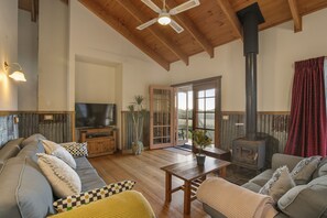 Deluxe Cottage | Living room | 50-inch LED TV with cable channels, fireplace, DVD player - StayAU Sunset Cottage 2BR Farm Retreat (Badger Creek)