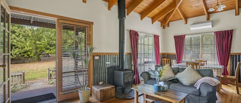 Casa de campo tradicional, vista parcial para o lago | Sala de estar | TV LED 50 polegadas com canais a cabo, lareira, DVD player