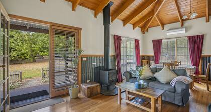 StayAU Conifer Cottage Lakeside Haven