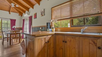 Traditional Cottage, Partial Lake View | Private kitchen | Fridge, microwave, oven, electric kettle